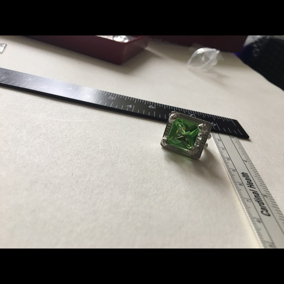 Large Elegant Fashion Peridot Green Colored Stone - Picture 5 of 8